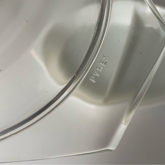 Vintage 1960s Town And Country Pattern Pyrex 1.5 Quart Covered Oval Dish - Picture 3 of 7